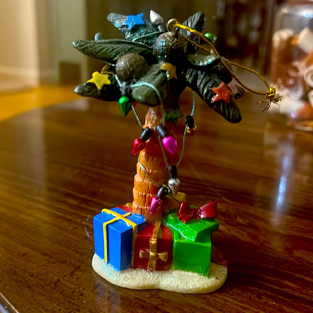 Palm tree ornament- like new condition
